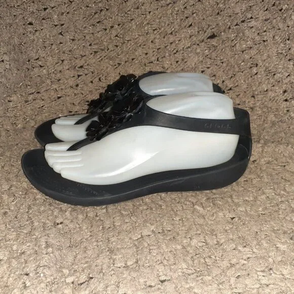CROCS-Sexi Serena Flip Flop Sandals Black Comfort Thong Floral-Sz 8-Near Mint - Picture 2 of 7